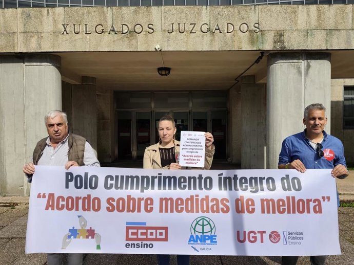 De izquierda a derecha: Julio Díaz (ANPE), Sandra Montero (UGT) y Borja Campos (CCOO) en la interposición de la demanda contra la Xunta por "incumplimientos" en el acuerdo de ratios.