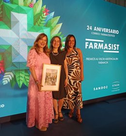 El premio otorgado al COFRM ha sido recogido por la vocal del área, Mónica Benito; la jefa de servicio Promoción y Educación para la salud de la Comunidad, Olga Monteagudo, y de la subdirectora general del COFRM, Sandra Sierra