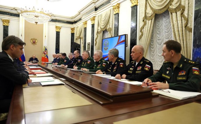 11 de junho de 2025, Moscou, Oblast de Moscou, Rússia: O presidente russo Vladimir Putin, à esquerda, ouve membros das forças armadas e do governo enquanto preside uma reunião sobre o programa de armamento estatal para 2027-2036 no Kremlin, em 11 de junho