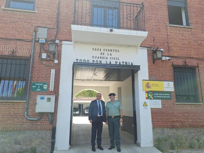 Canales visita el cuarte de la Guardia Civil de Medina, recientemente rehabilitado tras una inversión de 1,1 millones.