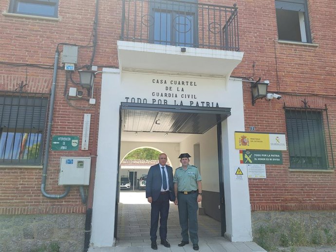 Canales visita el cuarte de la Guardia Civil de Medina, recientemente rehabilitado tras una inversión de 1,1 millones.