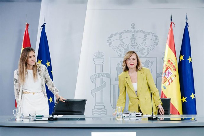 La ministra de Educación, FP y Deportes y portavoz del Gobierno, Pilar Alegría (d), y la vicepresidenta tercera y ministra para la Transición Ecológica y el Reto Demográfico, Sara Aagesen (i).