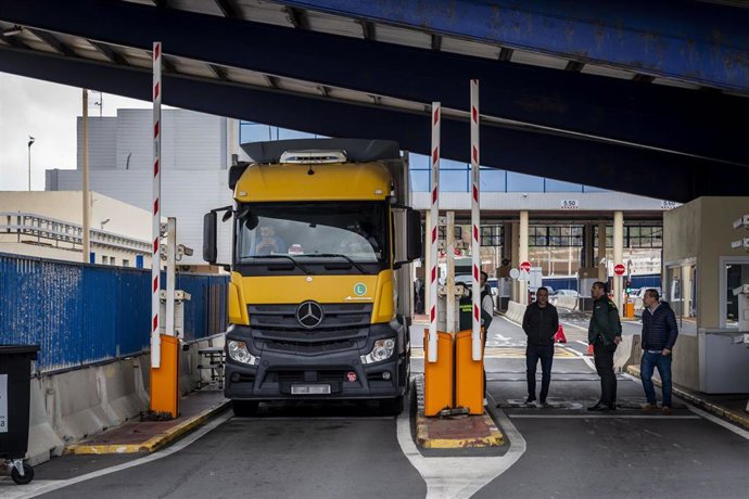Archivo - Un camión en la aduana comercial de Ceuta