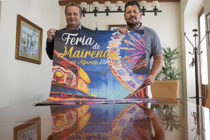 El alcalde de Mairena (i), con el cartel de la Feria de 2025.