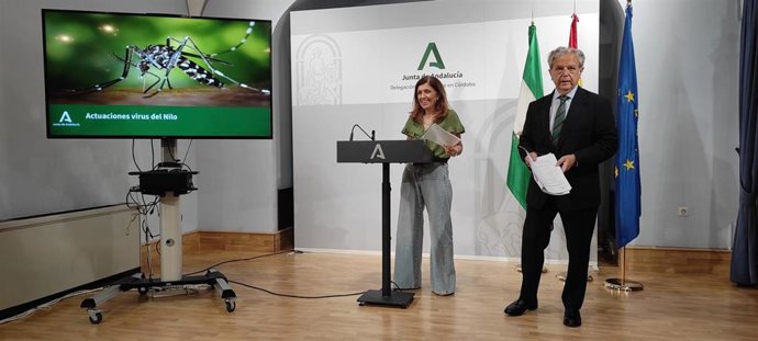 María Jesús Botella y Salvador Fuentes, durante la rueda de prensa sobre el Virus del Nilo.