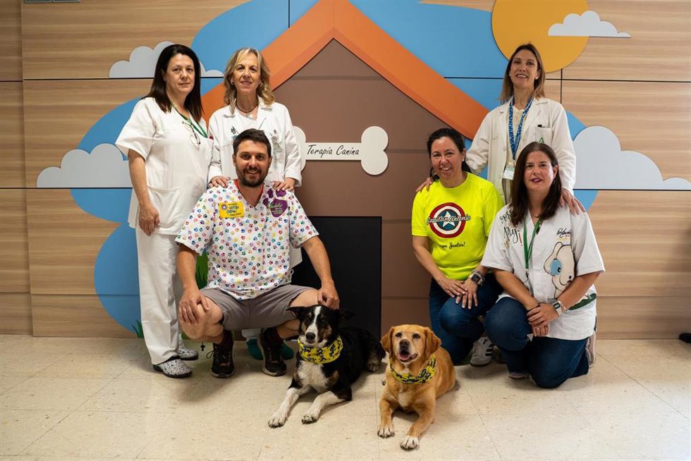 Terapeutas caninos con personal en el Materno Infantil