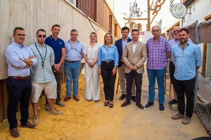 La alcaldesa de Alcalá y varios concejales visitan las obras de reurbanización del entorno de la Casa de la Juventud.