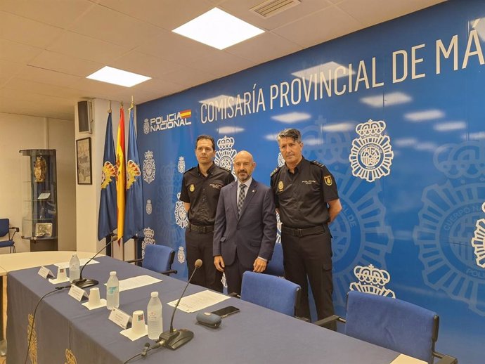 El subdelegado del Gobierno en Málaga, Javier Salas, con responsables policiales.