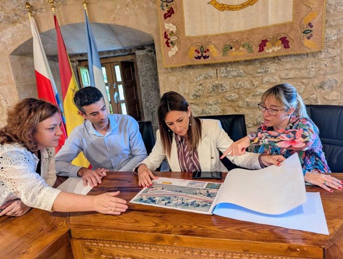 La delegada del Gobierno en Cantabria, Eugenia Gómez de Diego, se reúne con la alcaldesa de San Vicente de la Barquera, Charo Urquiza, en la sede consistorial