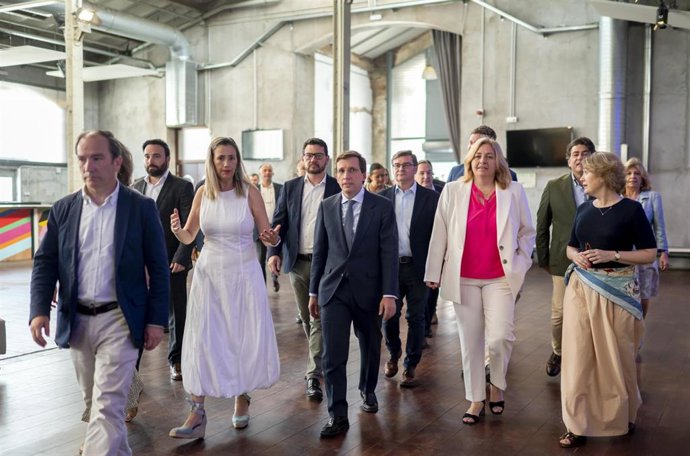 El alcalde de Madrid, José Luis Martínez-Almeida, acompañado por la vicealcaldesa, Inma Sanz, y todos los miembros del Gobierno municipal, hace balance de la actividad durante los dos primeros años de mandato