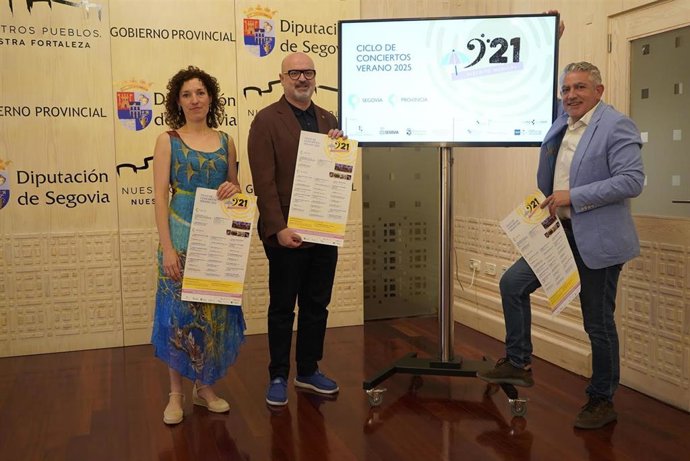 La directora de la Fundación Don Juan de Borbón, Noelia, Gómez; el concejal de Cultura de Segovia, Juan Carlos Monroy, y el diputado de Cultura, José María Bravo.