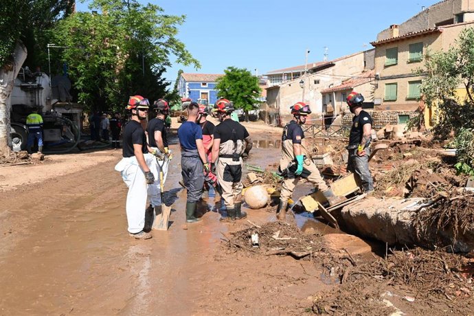 Efectivos de la Unidad Militar de Emergencias (UME) realizan labores de limpieza y desescombro por las inundaciones, a 17 de junio de 2025, en Azuara, Zaragoza (España). 