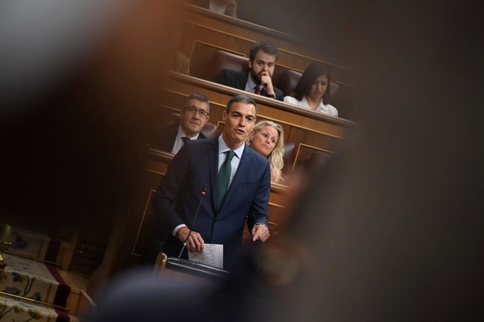 O Presidente do Governo, Pedro Sánchez, fala durante uma sessão de controle do governo no Congresso dos Deputados, em 11 de junho de 2025, em Madri (Espanha). O Presidente do Governo participa de sua primeira sessão de controle no Congresso dos Deputados 