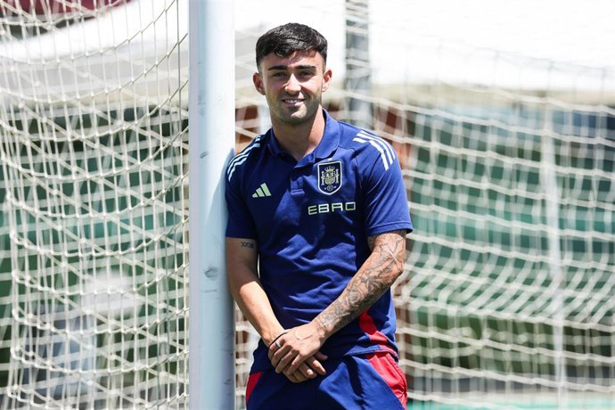 El centrocampista tinerfeño Alberto Moleiro posa para Europa Press antes del Europeo Sub-21 de 2025. 