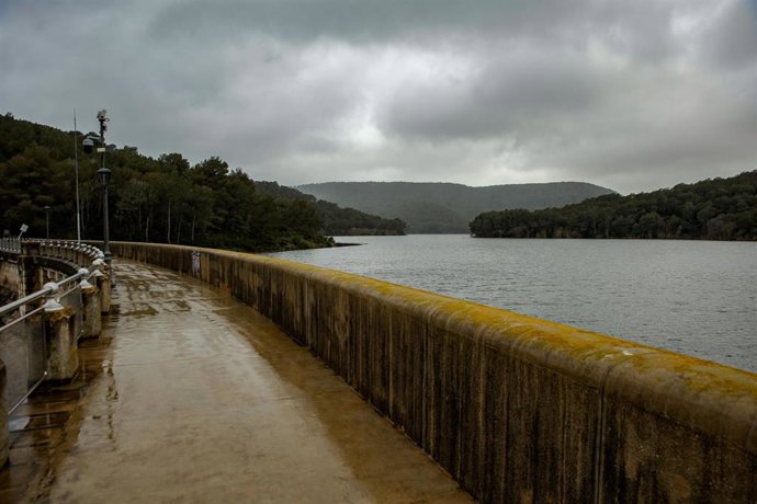 Archivo - Vista del embalse de Foix, en una imagen de archivo