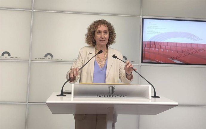 La portavoz de ERC en el Parlament, Ester Capella, en rueda de prensa.