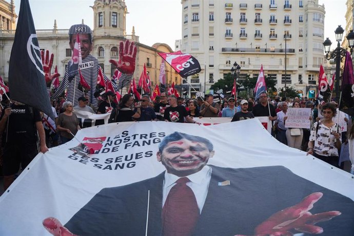 Cientos de personas durante una manifestación para pedir la dimisión de Mazón, a 29 de mayo de 2025, en Valencia, Comunidad Valenciana (España). 