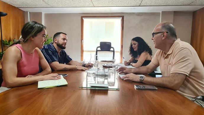 Los ediles de Compromís Sara Llobell y Rafa Mas (i) junto a los concejales del equipo de gobierno del PP Cristina Cutanda y Manuel Villar (d)