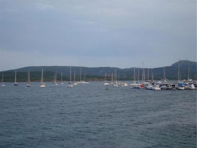 Embarcaciones amarradas en Fornells.