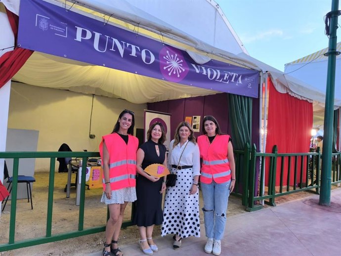 Punto violeta de la Feria del Corpus con la concejal de Igualdad, Encarnación González, y la responsable provincial del IAM, Teresa Illescas, en el centro