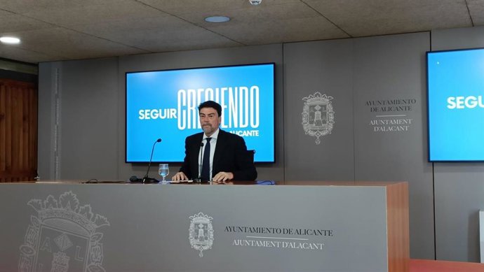 Archivo - El alcalde de Alicante, Luis Barcala, en una imagen de archivo