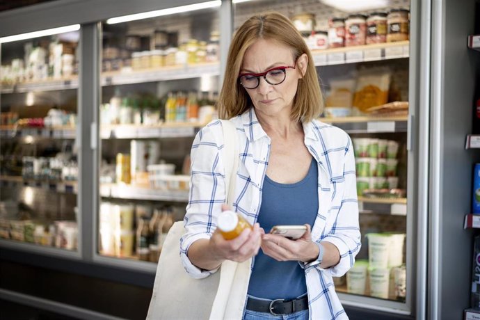 Imagen de recurso de una mujer observando un producto.