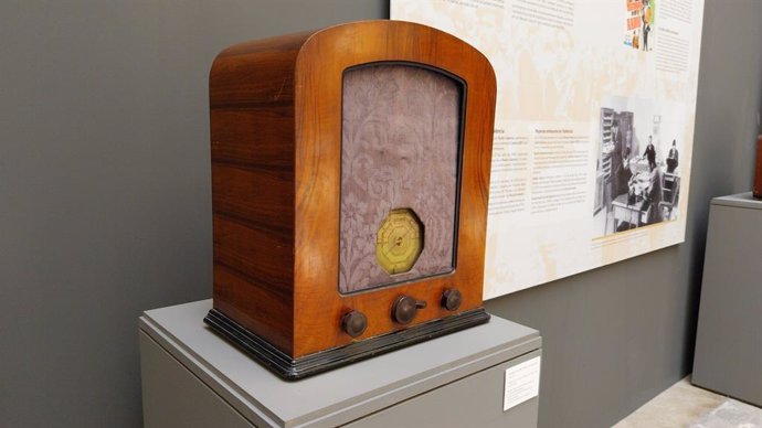 El Palau de Cervelló repassa en una exposició els cent anys d'història de la ràdio a València