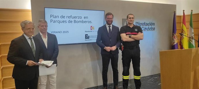 Fuentes (izda.) y Martín (2º dcha.), en la presentación del Plan de Refuerzo de los Parques de Bomberos de la Diputación para el verano.