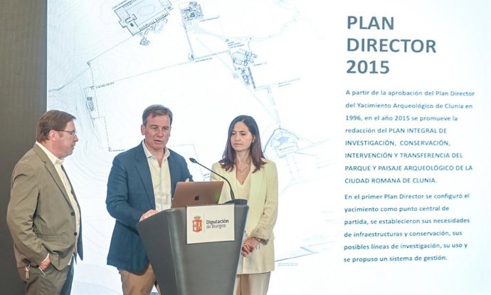 El presidente de la Diputación de Burgos, Borja Suárez, flanqueado por el codirector Miguel Ángel De la Iglesia y la arquitecta de la Institución y responsable técnica del proyecto, Laura García Juarez