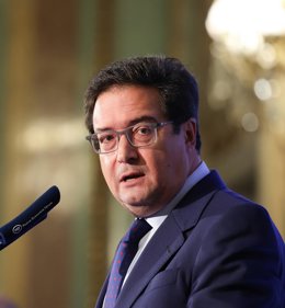 El ministro para la Transformación Digital y de la Función Pública y secretario general del PSOE de Madrid, Óscar López, interviene durante un desayuno informativo, en el Real Casino Gran Círculo de Madrid, a 9 de junio de 2025, en Madrid (España).