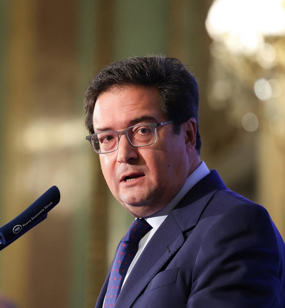 El ministro para la Transformación Digital y de la Función Pública y secretario general del PSOE de Madrid, Óscar López, interviene durante un desayuno informativo, en el Real Casino Gran Círculo de Madrid, a 9 de junio de 2025, en Madrid (España).