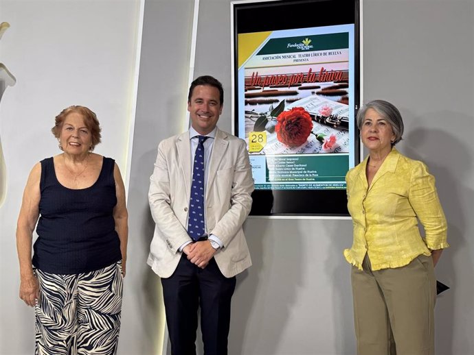 Presentación en el Ayuntamiento de Huelva del espectáculo 'Un paseo por la lírica'.