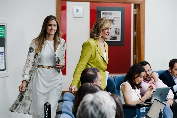 A ministra da Educação, Treinamento Vocacional e Esporte e porta-voz do governo, Pilar Alegría (à direita), e a terceira vice-presidente e ministra da Transição Ecológica e do Desafio Demográfico, Sara Aagesen (à esquerda), em sua chegada a uma coletiva d