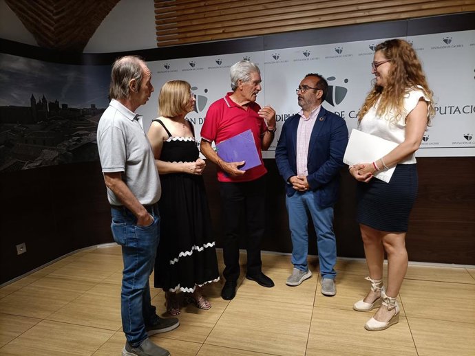 El presidente de la Diputación de Cáceres, Miguel Ángel Morales, y la directora general de Memoria Histórica del Gobierno, Zoraida Hijosa, la alcaldesa de Almoharín, Antonia Molina, el director de Memoria Histórica, Fernando Ayala, y Pedro Díaz