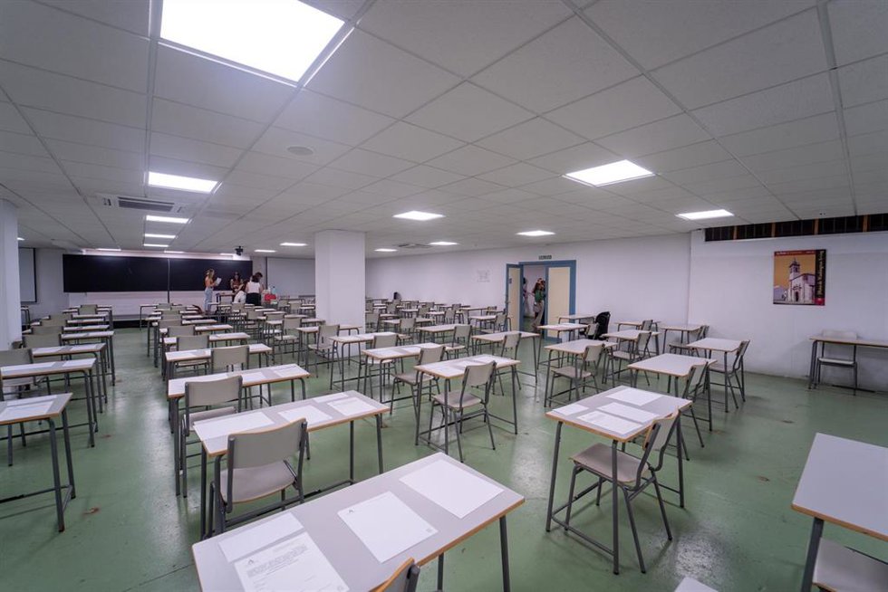 Archivo - Aula antes del comienzo del examen oposición