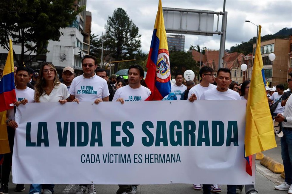 Miles de personas se manifiestan en apoyo del senador colombiano Miguel Uribe