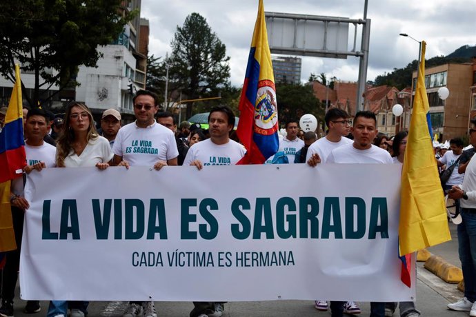 15 de junho de 2025, Bogotá, Cundinamarca, Colômbia: Milhares de pessoas se manifestam com cartazes, bandeiras e faixas durante a Marcha Silenciosa em apoio à saúde do senador Miguel Uribe Turbay, uma semana após ter sido vítima de uma tentativa de assass