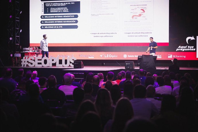 Ponentes sobre el escenario de SEOPLUS