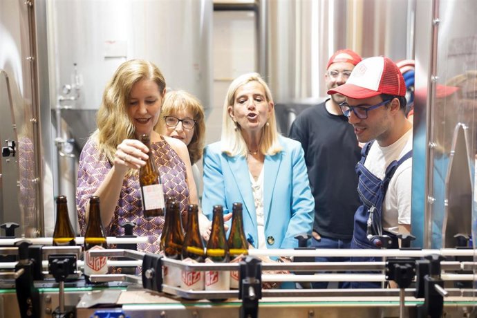 La consejera de Familia, Juventud y Asuntos Sociales de la Comunidad de Madrid, Ana Dávila, visita la fábrica de cervezas Capaz, en Collado Villalba, Madrid, el 17 de junio de 2025.