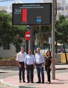 El secretario general del PP de Málaga, José Ramón Carmona, durante una visita a Estepona junto al alcalde, José María García Urbano.