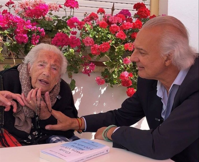 Teresa Fernández Casado de 111 años con el Dr. Manuel de la Peña