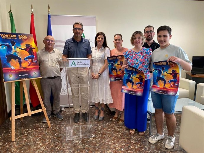 La diputada provincial de Igualdad, María Dolores Vergara, ha asistido a la presentación junto al alcalde de Villanueva de Tapia, Dionisio García y el delegado de Turismo, Cultura y Deporte de la Junta de Andalucía en Málaga, Carlos García.