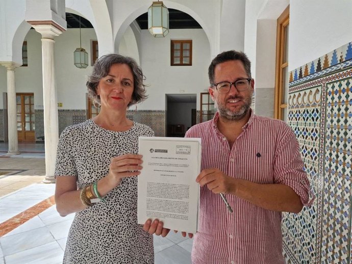 La diputada de Adelante Andalucía Begoña Iza y el portavoz, José Ignacio García, este martes en el registro de su Proposición de Ley Andaluza del Derecho a la Vivienda.