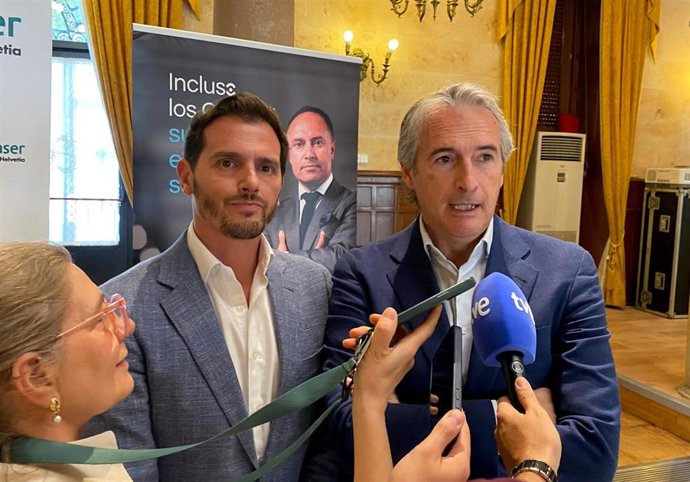 Albert Rivera e Íñigo de la Serna, antes de participar en un encuentro en Salamanca.
