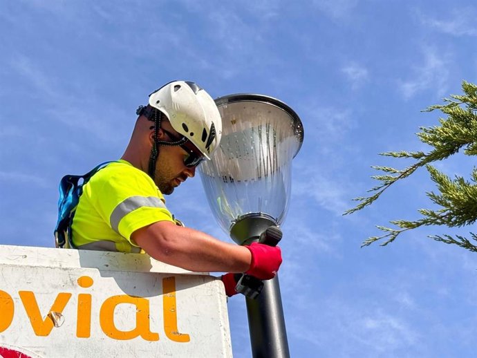 Los barrios de San Basilio y El Ranero estrenan nuevas luminarias inteligentes para reducir las emisiones de CO2