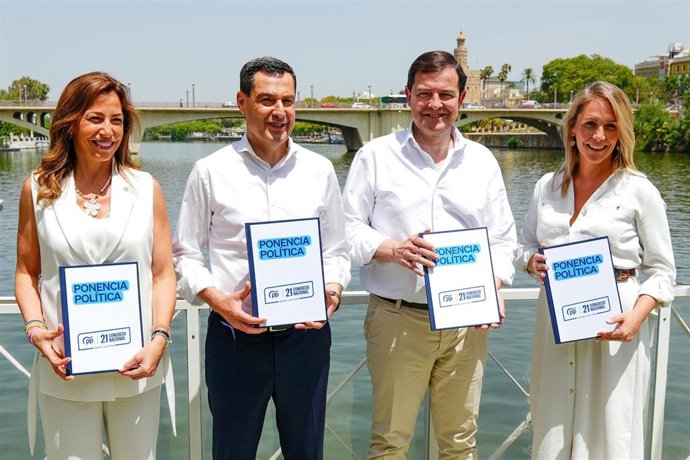 El presidente del PP de Andalucía, Juanma Moreno (2i), el  presidente del PP de Castilla y León, Alfonso Fernández Mañueco (2d), la alcaldesa de Zaragoza, Natalia Chueca (i); y la eurodiputada del PP, Alma Ezcurra (d), presentan la Ponencia Política del X