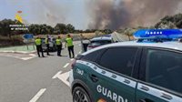 El incendio en Plasenzuela (Cáceres) provoca el corte total de la A-58 y de la N-521
