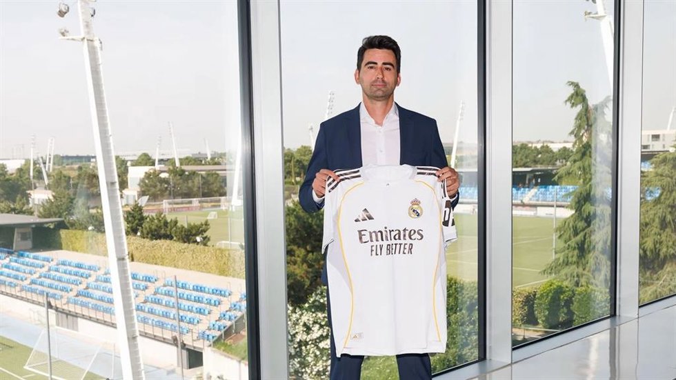 Pau Quesada posa como nuevo entrenador del Real Madrid Femenino