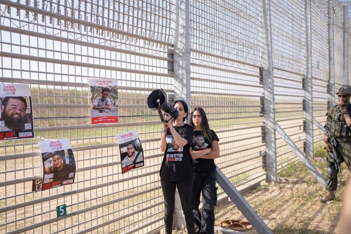 Archivo - 18 de março de 2025, Israel, Nir Oz: Einav Zangauker, mãe do refém israelense Matan Zangauker, que está preso na Faixa de Gaza desde outubro de 2023, fala com parentes e apoiadores perto do Kibbutz Nir Oz, na fronteira com Gaza. Sua irmã, Natali