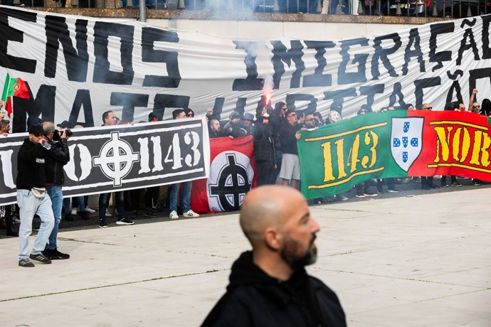 Archivo - Arquivo - 6 de abril de 2024, Porto, Portugal: Um grupo de simpatizantes anti-imigração é visto durante um protesto de extrema-direita nas ruas do Porto. Cerca de duzentos manifestantes de extrema-direita protestaram no Porto contra a imigração.